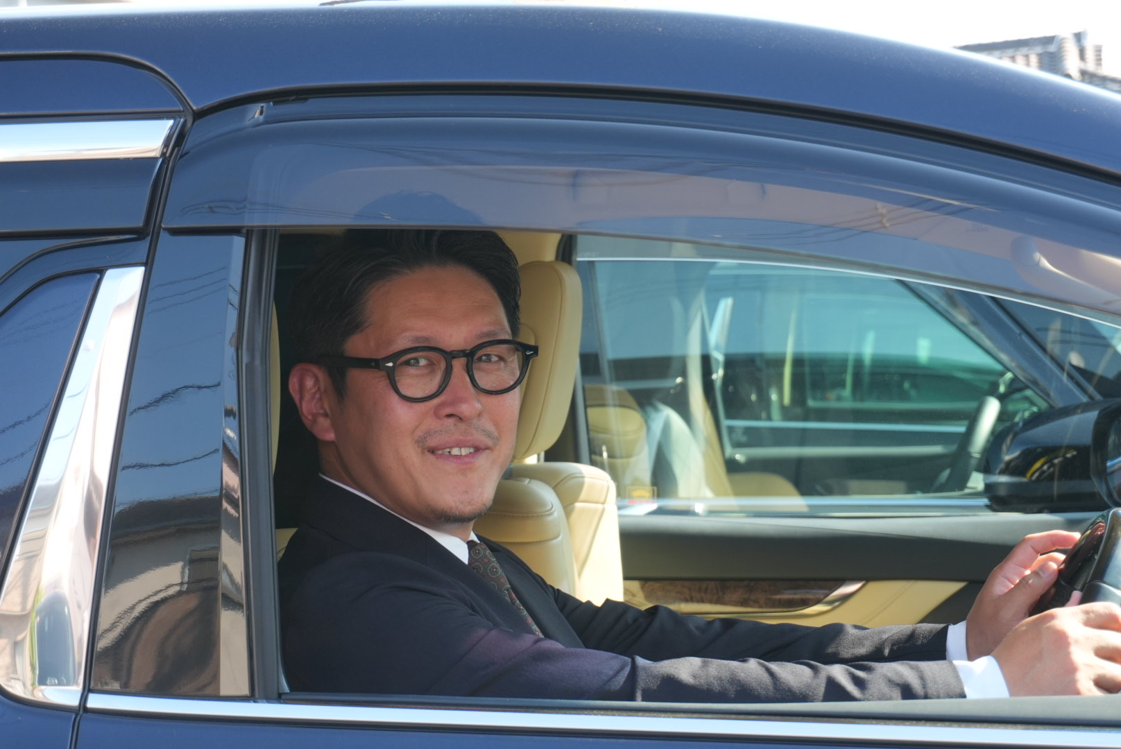 車を運転するタイガーキャブの乗務員